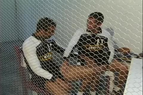 Dos jugadores y el entrenador se montan un trio