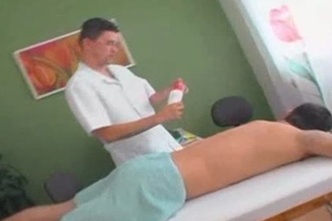 Doutor mgazooagista e jovem necessitado de relaxadudesto.