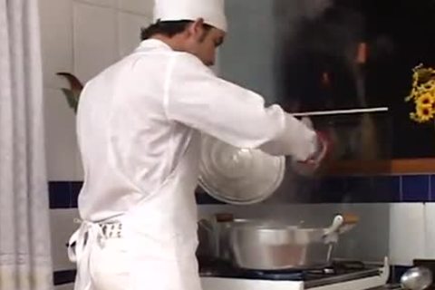 cozINheIRO COmenDO RABINHO DO PATRÃO