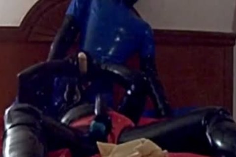 Latex 10-Pounder Worship Gasmask